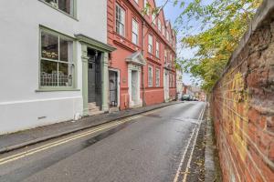 Central Holiday Home Full Kitchen with Parking