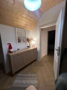 Dom w lawendach nad jeziorem