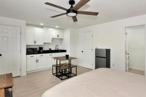 Cozy Studio Suite Near Beach w Kitchenette #11