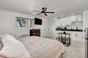 Cozy Studio Suite Near Beach w Kitchenette #11