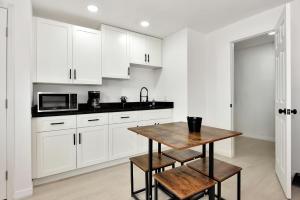 Cozy Studio Suite Near Beach w Kitchenette #11