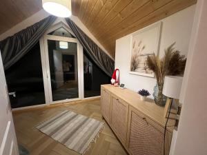 Dom w lawendach nad jeziorem