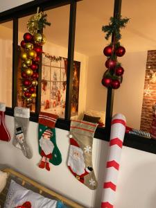 La maison de Noel et ses lutins