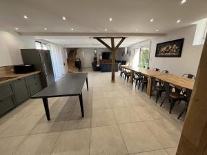 Maisons de vacances Les Gites de La Pellerie - 20 personnes - piscines interieure & exterieure et Jacuzzi - 3 gites : photos des chambres