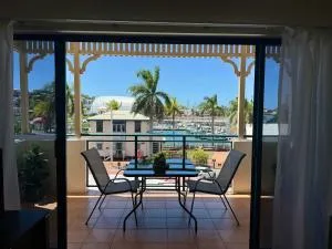 Marina View Apartment - Steps away from CBD, Ferry & Stadium - Alva