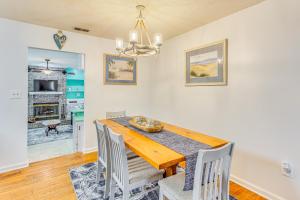 3 Mi to Ocean Home with Deck in Little River!