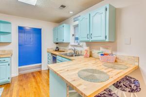 3 Mi to Ocean Home with Deck in Little River!