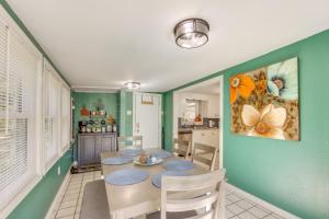 Less Than 1 Mi to Lake Secluded Ore City Getaway