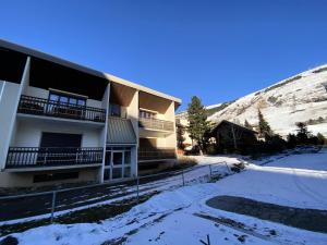 Résidence Scrischss - T2 de 6 couchages idéalement situé au cœur de la station, avec place de parking privée couverte MAE-5001