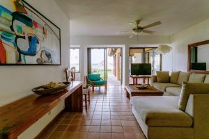 Front Beach 3 bedroom cozy apartment 8 guests