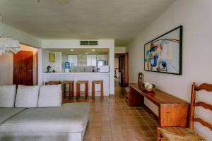 Front Beach 3 bedroom cozy apartment 8 guests