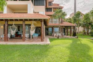 Front Beach 3 bedroom cozy apartment 8 guests