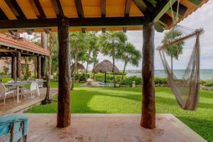 Front Beach 3 bedroom cozy apartment 8 guests