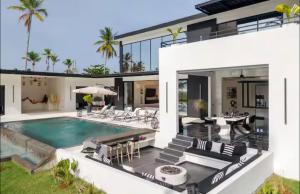 Casa black and white frente al mar