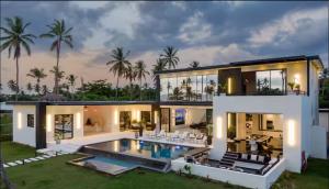 Casa black and white frente al mar