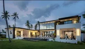 Casa black and white frente al mar - Madama