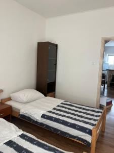 Apartments with parking space Sibenik - 23616