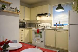 updated and cozy 2 bedroom unit, fully furnished, downtown, 32 days minimum