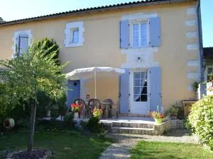 Gîte familial avec jardin au bord de l'eau, terrasses, vélo, jeux, proche Charente, WiFi inclus - FR-1-653-189 - Vars