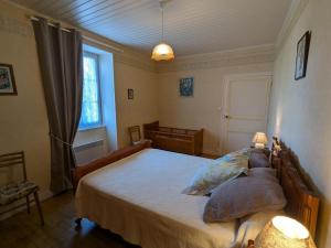Maisons de vacances Gite familial avec jardin au bord de l'eau, terrasses, velo, jeux, proche Charente, WiFi inclus - FR-1-653-189 : photos des chambres
