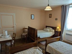 Maisons de vacances Gite familial avec jardin au bord de l'eau, terrasses, velo, jeux, proche Charente, WiFi inclus - FR-1-653-189 : photos des chambres