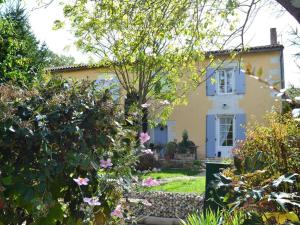 Maisons de vacances Gite familial avec jardin au bord de l'eau, terrasses, velo, jeux, proche Charente, WiFi inclus - FR-1-653-189 : photos des chambres