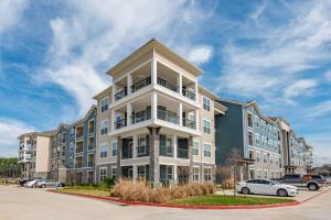 Spacious Furnished Resort Style Apartments
