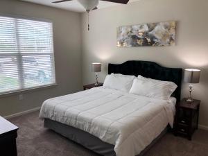 Two-Bedroom Apartment room in Spacious Furnished Resort Style Apartments