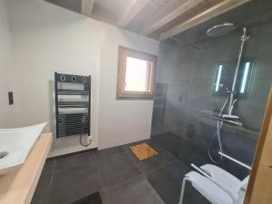 Maisons de vacances Chalet familial avec sauna et terrasse pres du lac - FR-1-589-758 : photos des chambres