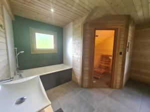 Maisons de vacances Chalet familial avec sauna et terrasse pres du lac - FR-1-589-758 : photos des chambres