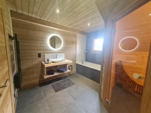 Maisons de vacances Chalet familial avec sauna et terrasse pres du lac - FR-1-589-758 : photos des chambres