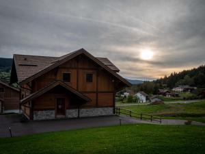 Maisons de vacances Chalet familial avec sauna et terrasse pres du lac - FR-1-589-758 : photos des chambres