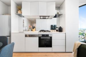 Stylish Southbank 2BR Apt with Bay Views, Pool and Gym