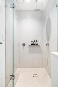 Stylish Southbank 2BR Apt with Bay Views, Pool and Gym