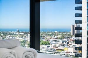 Stylish Southbank 2BR Apt with Bay Views, Pool and Gym