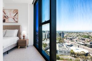 Stylish Southbank 2BR Apt with Bay Views, Pool and Gym