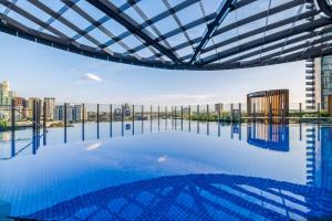 Stylish Southbank 2BR Apt with Bay Views, Pool and Gym