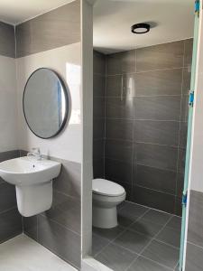 Khách sạn - Mini house Huỳnh Lộc