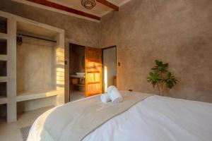 Pillows Luxury Safari Villa, Wood-Fired Hottub, Giraffe-Feeding-Tower, Large Private Pool