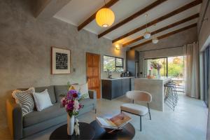 Pillows Luxury Safari Villa, Wood-Fired Hottub, Giraffe-Feeding-Tower, Large Private Pool