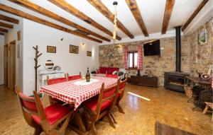 Beautiful Apartment In Hrvace With Wifi