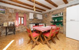 Beautiful Apartment In Hrvace With Wifi