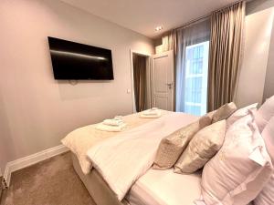 FLH Golden Elegance - Balcony, Garage & King Bed close to Therme and Airport