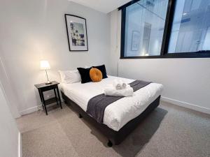 Chic & Cozy 2BR Stay on Iconic Chapel Street