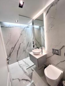 FLH - Golden Elegance Balcony Garage Therme Airport Smart TVs View KingSizeBed