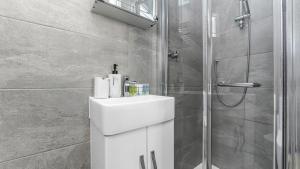 Charming Petite Studio in London with Kitchenette