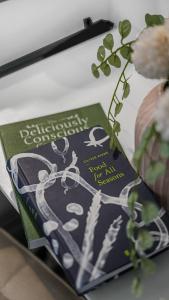 Charming Petite Studio in London with Kitchenette