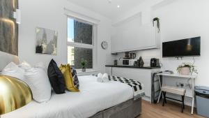 Charming Petite Studio in London with Kitchenette