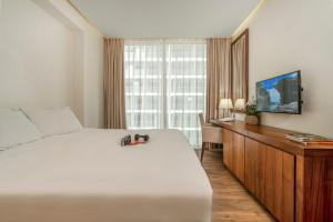 Da Nang Beachfront Apartment Balcony, Infinity Pool