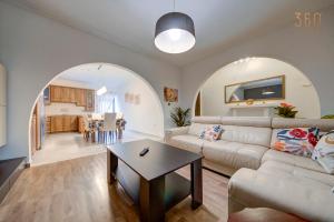 Cosy 3BR home Apt with private balcony in BBugia